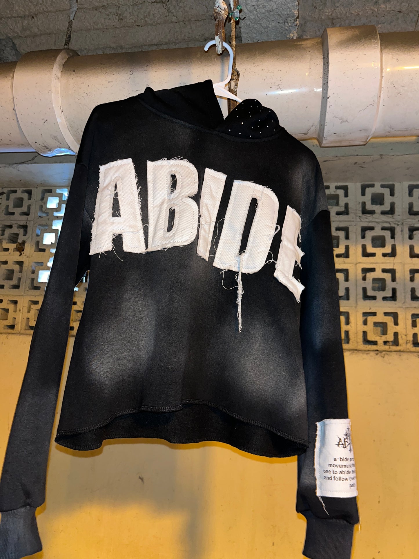 'ABIDE' Classic Cropped Hoodie